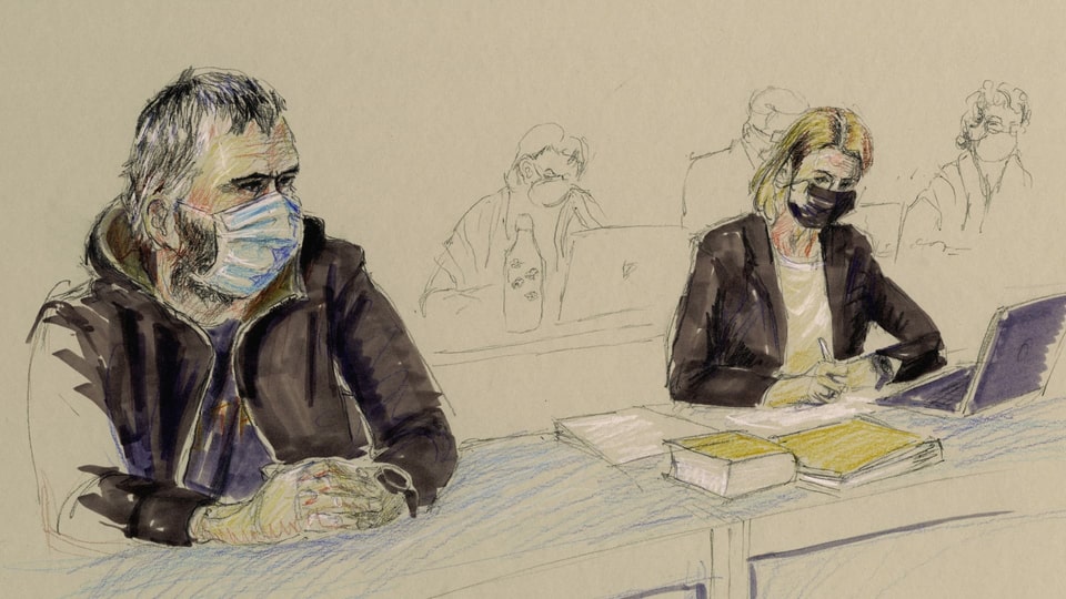 Gerichtszeichnung: 34-jähriger Mann im Trainingsanzug mit Maske, daneben seine Anwältin.