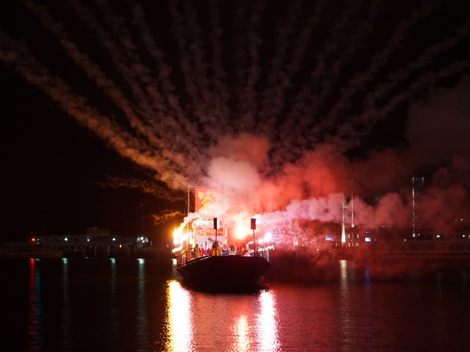 Auf einem Schiff gezündetes Feuerwerk
