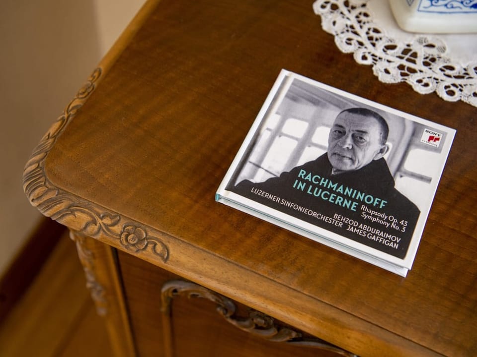 Ein Buch mit dem Bild von Sergei Rachmaninoff liegt auf einem Tisch.