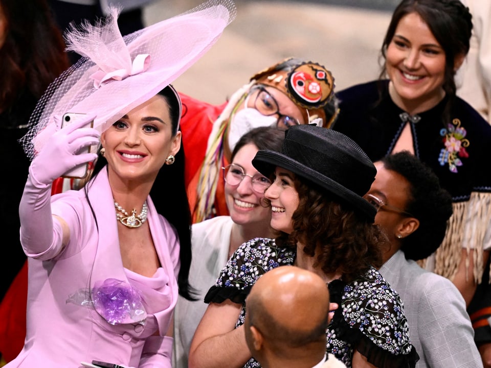 Katy Perry macht Selfies mit Gästen während der Krönung von König Charles III. und Königin Camilla.