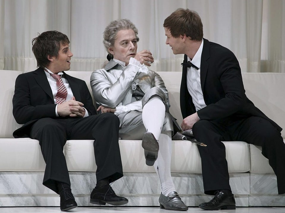 Drei Männer auf einem Sofa