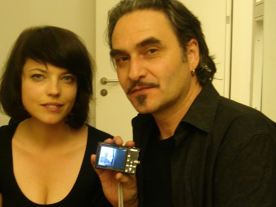 2006: Als wir noch Kameras brauchten, um zu fotografieren. Das war nicht das erste Treffen von Mona und Stephan Eicher. Aber garantiert auch nicht das letzte. 