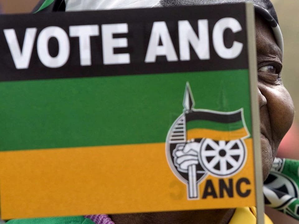 Eine Frau mit einem Fähnchen des ANC.