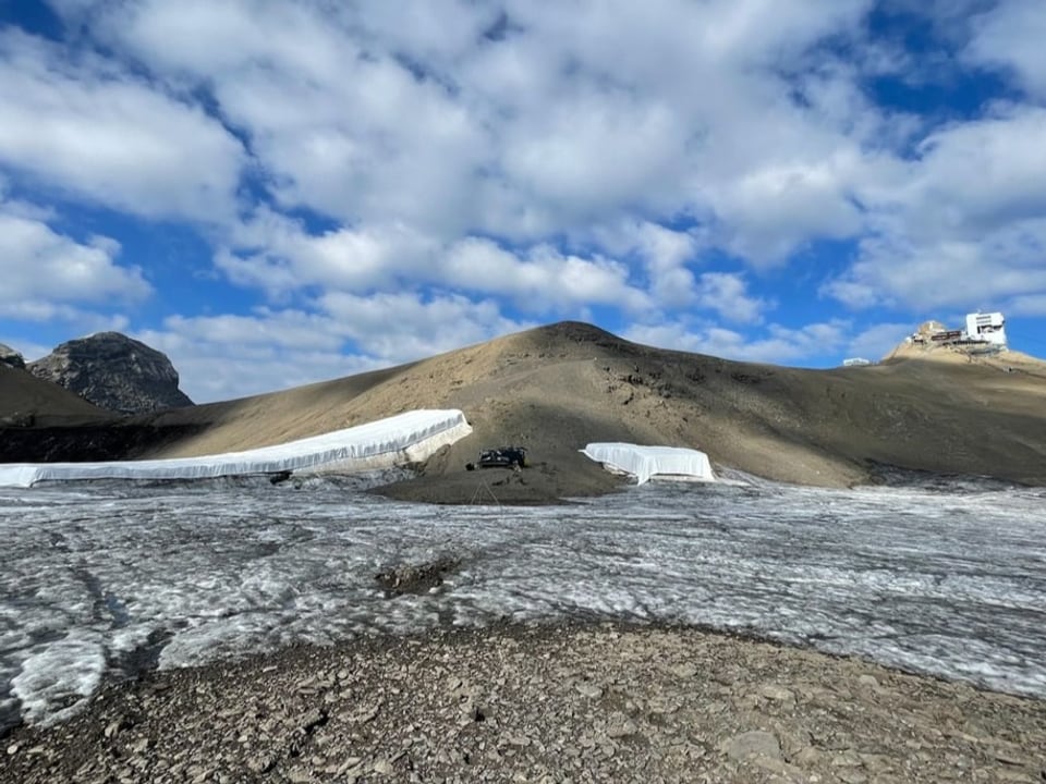 Der Zanfleuronpass zwischen den Gletschern Scex Rouge und Zanfleuron ist teilweise befreit. 