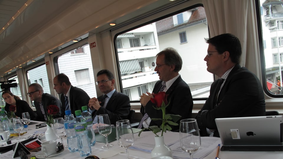 Sechs SBB Funktionäre an einem Tisch an der Medienorientierung.