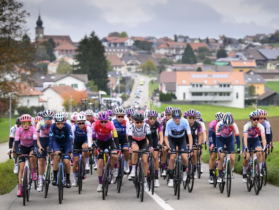 Frauen-Feld bei der Tour de Suisse 2022