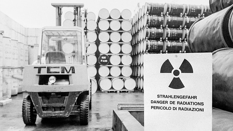 Fässer und Behälter mit schwach radioaktiven Abfällen im EIR