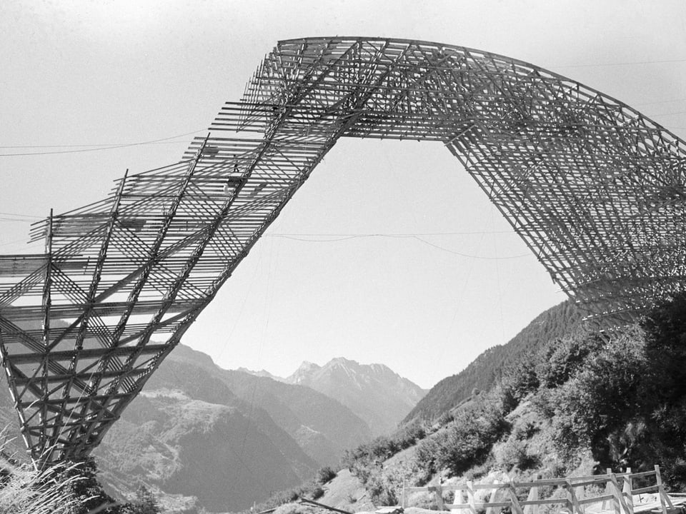 Das Holzgerüst für den Bau der Nanin-Bruecke zwischen Mesocco und Pian San Giacomo