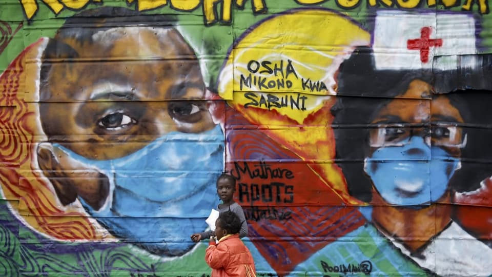Kenianische Kinder vor Graffiti mit der Aufschrift «Stoppt Corona»!