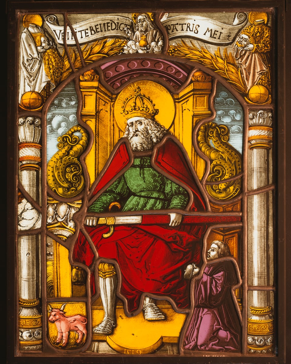 Buntes Glasgemälde mit Karl dem Grossen mit Krone und Heiligenschein auf seinem Tron. 