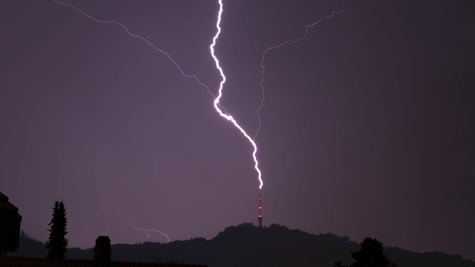 Der Blitz trifft fast senkrecht den Fernsehturm auf dem Bantiger.