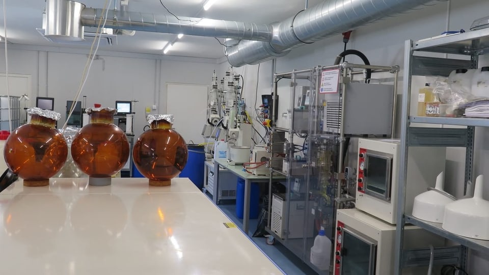 Labor mit Flaschen und Geräten