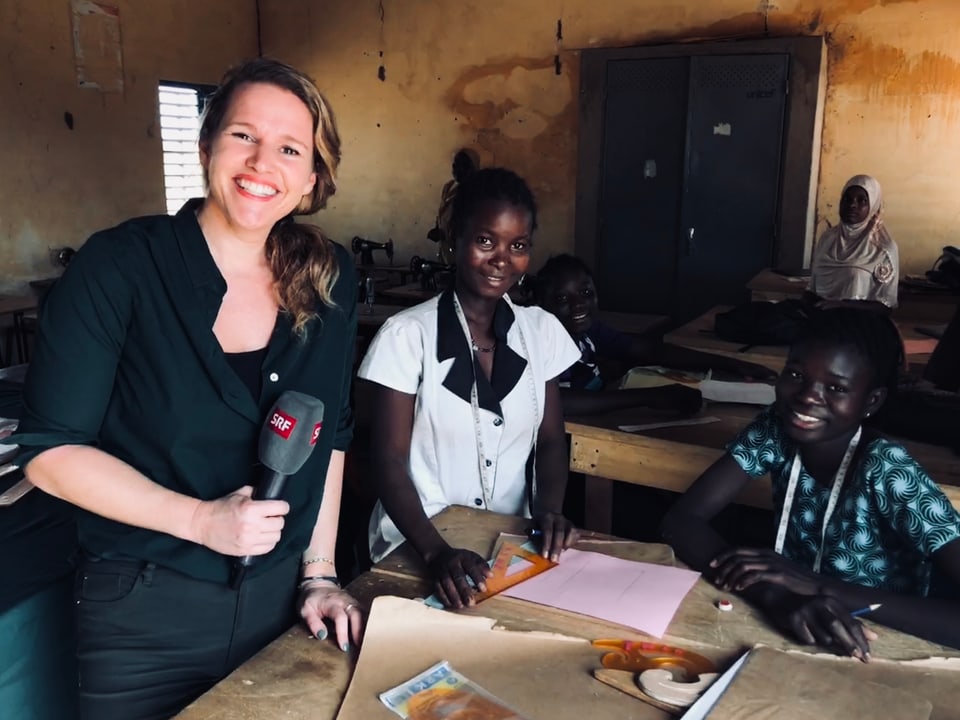 Kathrin Hönegger besucht die Schneiderinnen-Schule von Helvetas. 