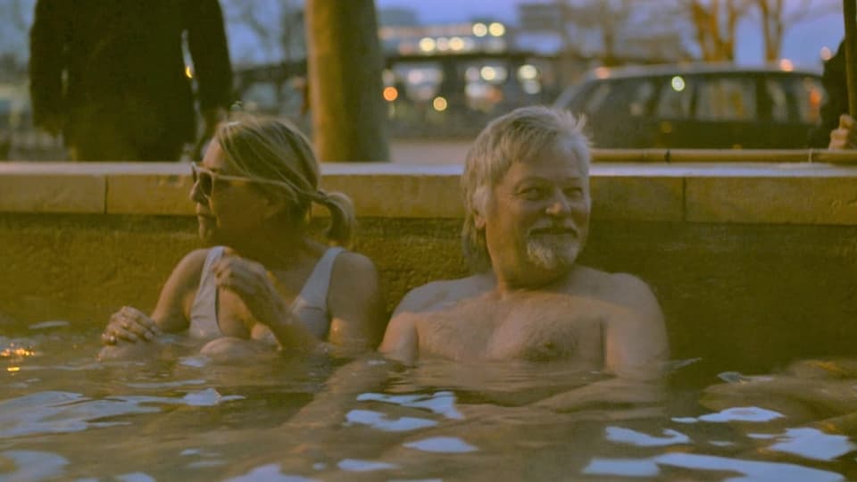 Zwei Badende im Brunnen