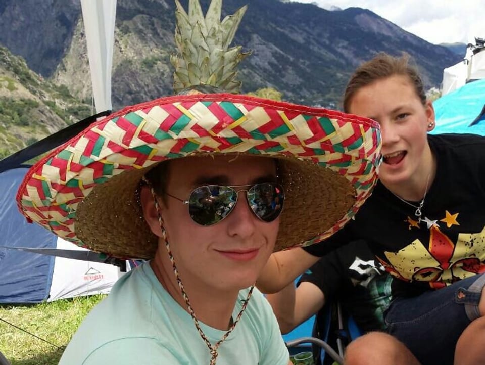 Janic mit Ananas auf dem Sombrero.