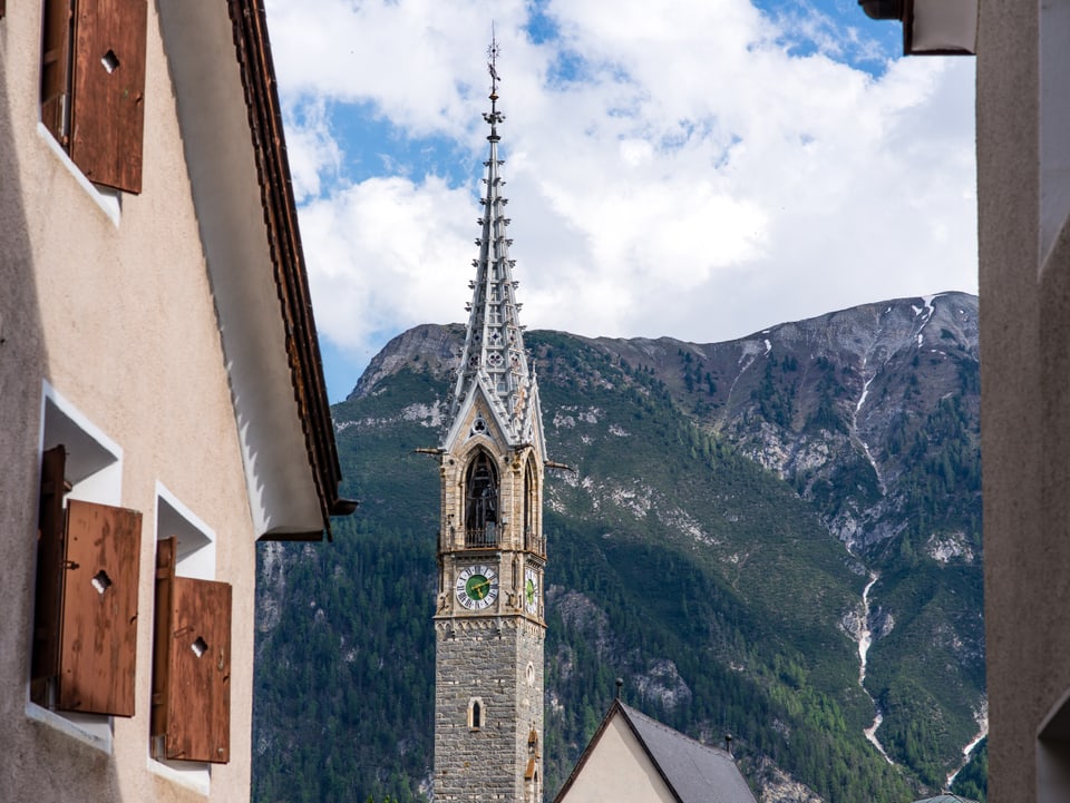 Der spitze Kirchenturm ist das Markenzeichen von Sent.