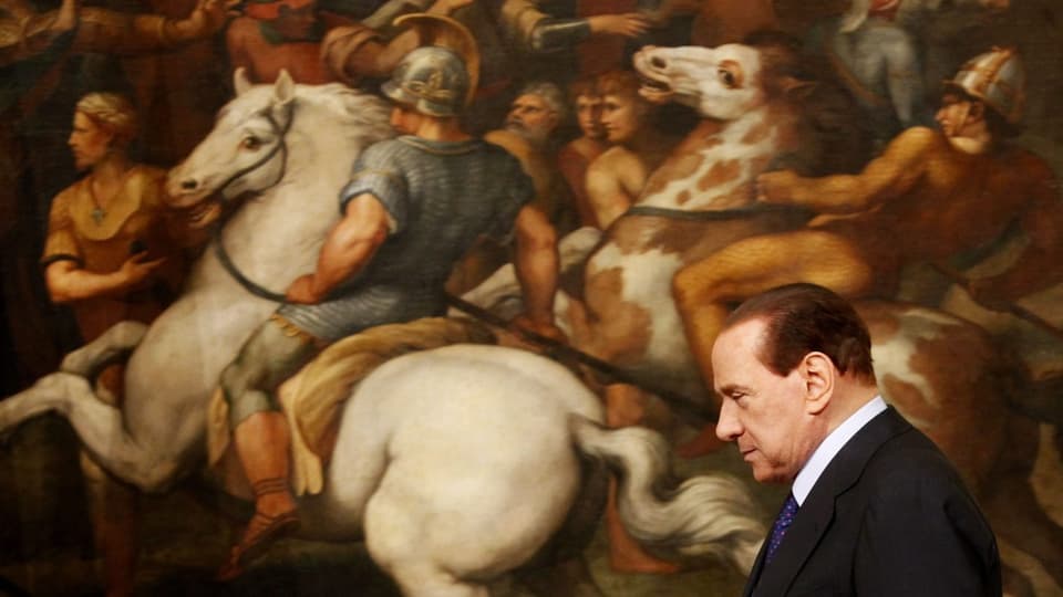 Berlusconi vor einem Gemälde mit Pferden.