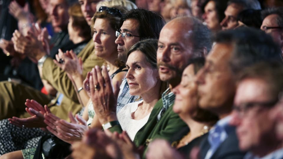 Publikum applaudiert.
