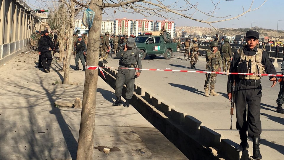 Afghanische Sicherheitsleute sichern den Ort, an dem dem der Anschlag geschah.
