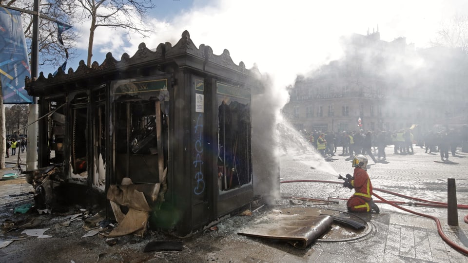 Feuerwehr löscht brennenden Kiosk