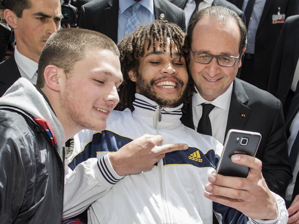 Selfie mit Stinkefinger: Frankreichs Staatspräsident François Hollande erfasst nicht wie ihm geschieht. 