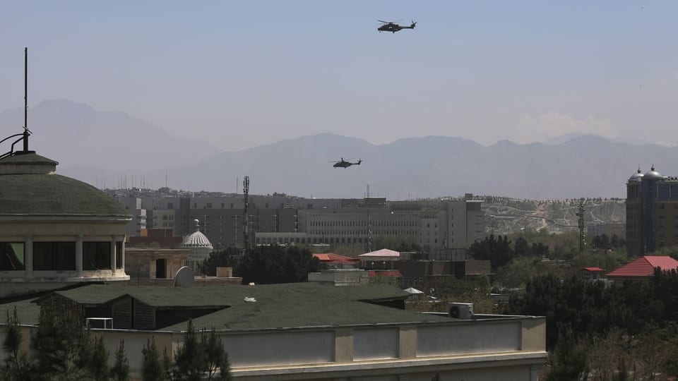 Zwei Helikopter kreisen über Kabul