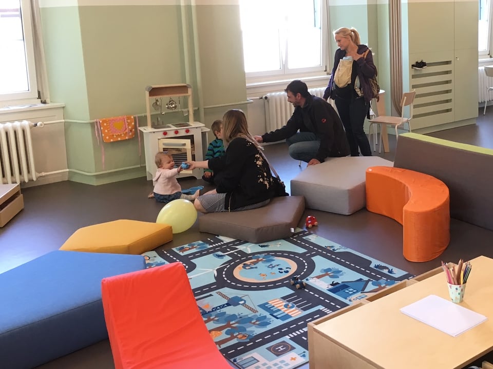 Kinder spielen mit einer Spielzeugküche.