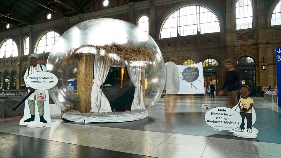 Pappfiguren und Installationen am Hauptbahnhof Zürich zur Ilustrationen von Malaria