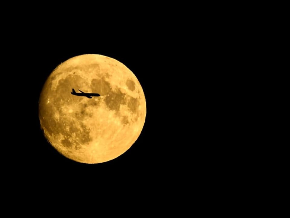 Der Mond wird voller, die Flugzeuge fliegen toller. 
Swiss Flug LX983 Berlin Zürich