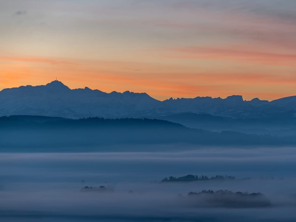 Herbstliche Stimmung mit Morgenrot und Nebel. 