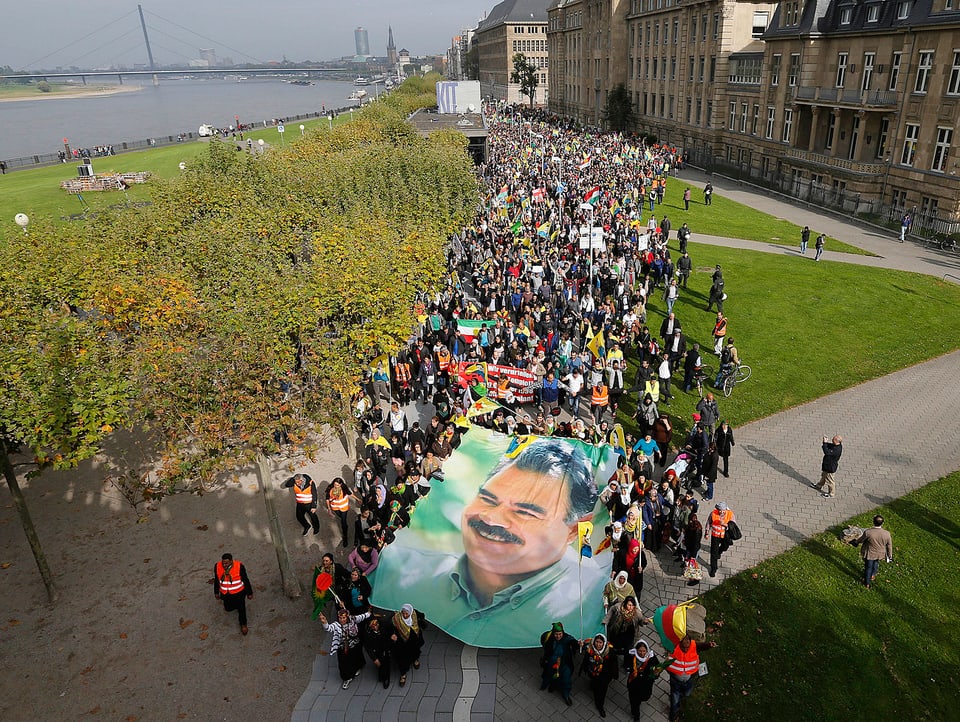 Demonstrationszug mit Öcalan-Fahne