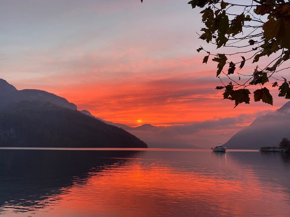 Brunnen/SZ Abendrot über dem See.