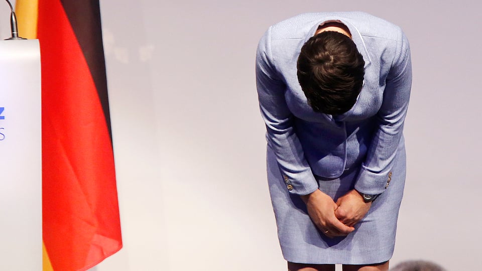 Petry bückt sich zum Dank auf einer Bühne. 