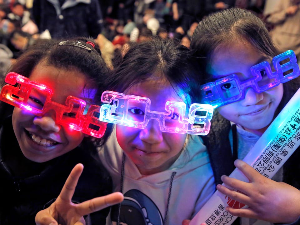 Hongkong: Junge Stadtbewohnerinnen mit klarem Blick in die Zukunft.