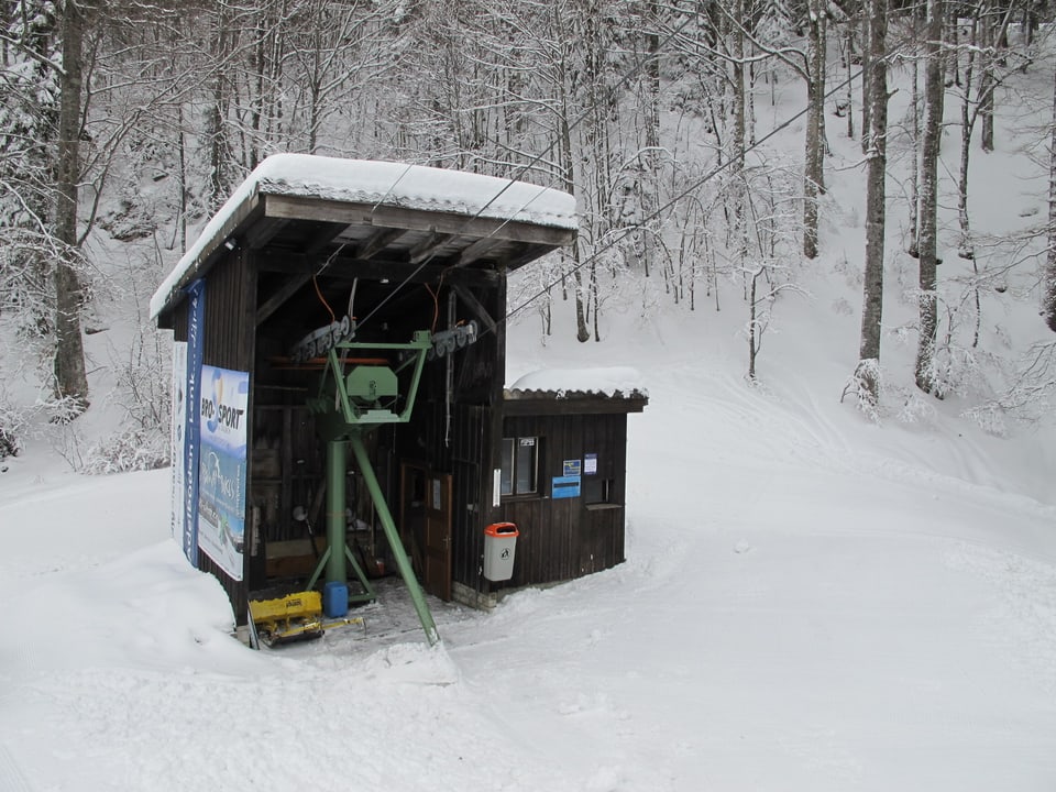 Ein sehr kleines Skilift-Häuschen dient als Talstation des Bügelliftes.