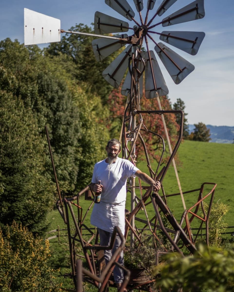 Werner Kast in seinem Garten Werner Kast in seinem Garten mit selbstentworfenen Installationen
