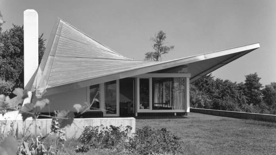 ein schwarz-weiss Foto eines Hauses mit einem Trapez-Dach