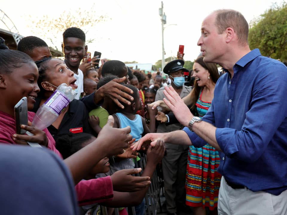 William schütttelt Hände von Jamaikanern