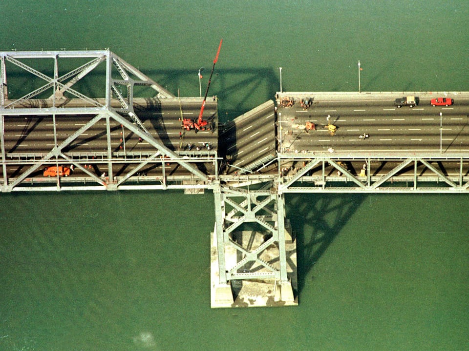 Ein Teilstück der Oakland Bay Bridge ist nach dem Loma-Prieta-Erdbeben am 17. Oktober 1989 auf das tiefere Deck hinabgefallen.