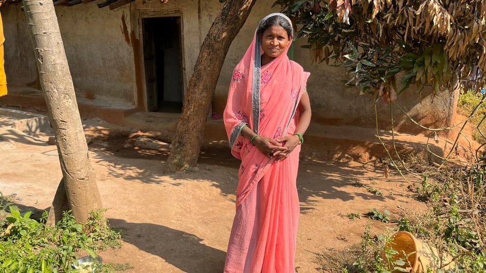 Sunita Porte vor ihrem traditionellen Lehmhaus