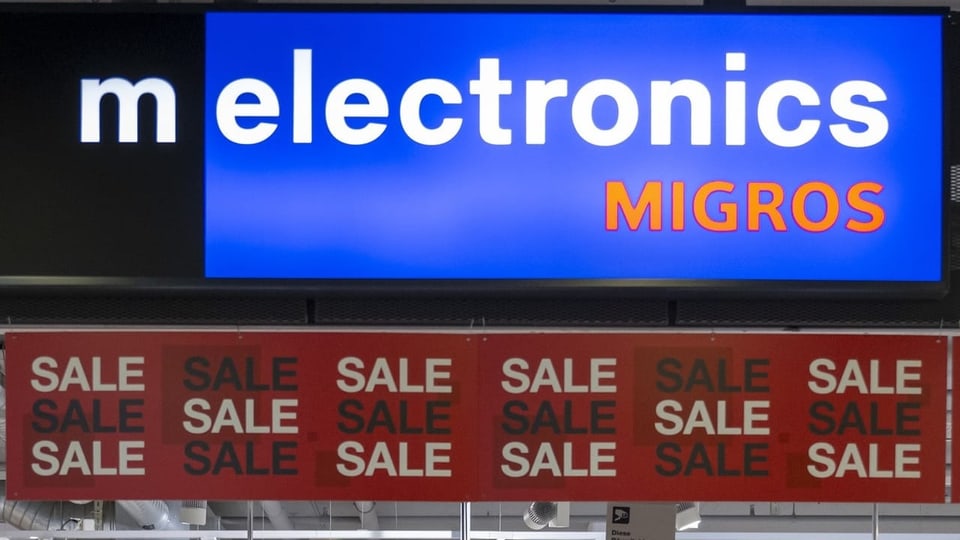 Das Logo von Melectronics. Darunter ein Schild mit der Aufschrift «Sale».