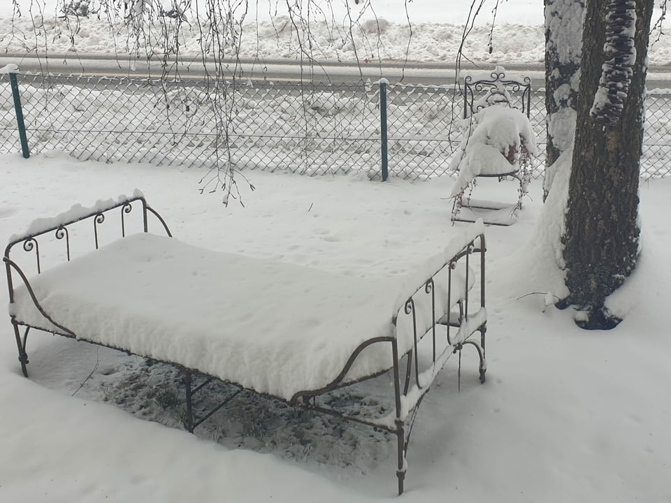 Bett im Schnee.