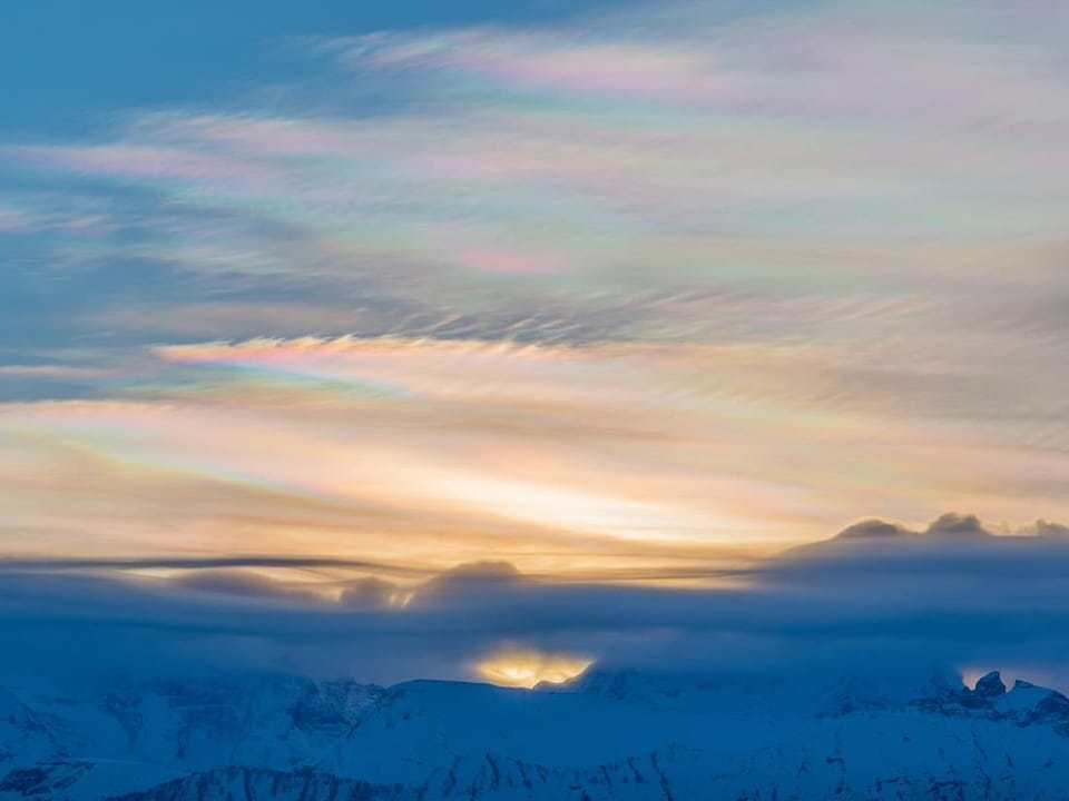 Thun/BE Wolken in Regenbogenfarben