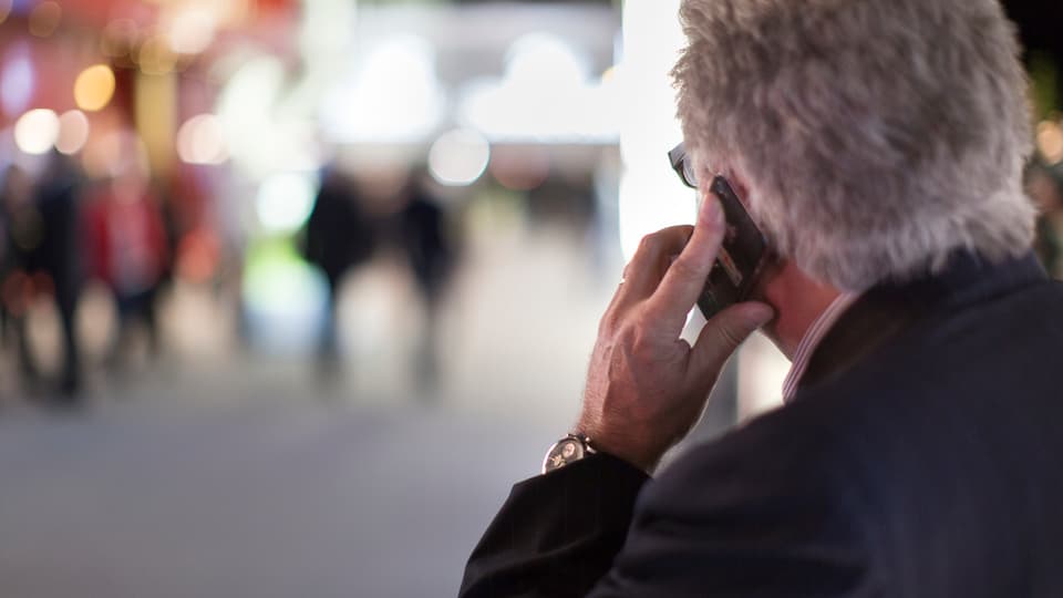 Mann telefoniert mit Handy