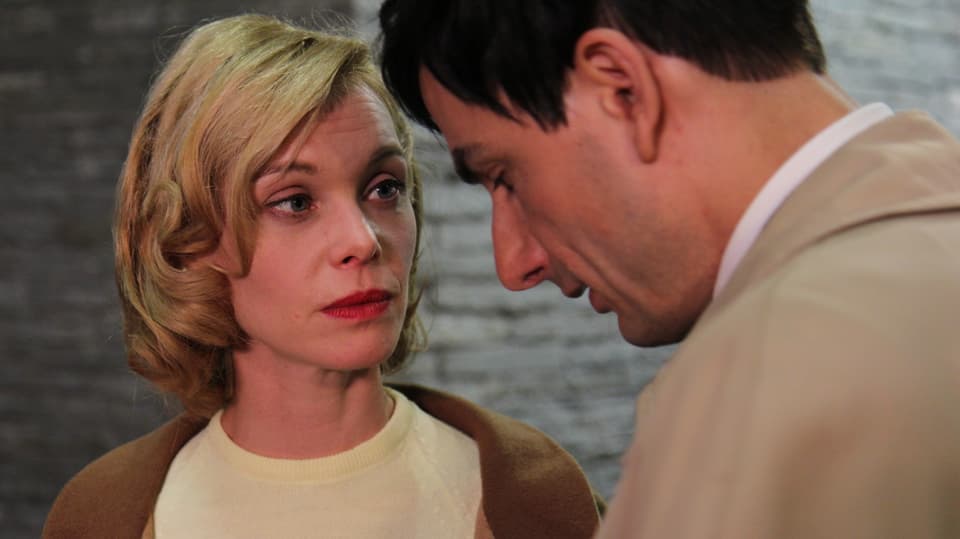 Bild aus dem Film: Nahaufnahme der beiden Gesichter. Sie schaut in nachdenklich an, er senkt den Kopf.