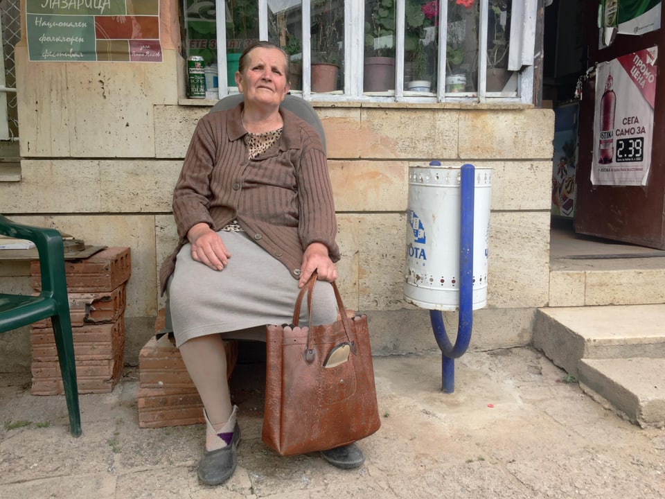 Raina Itova sitzt vor dem Dorfladen.