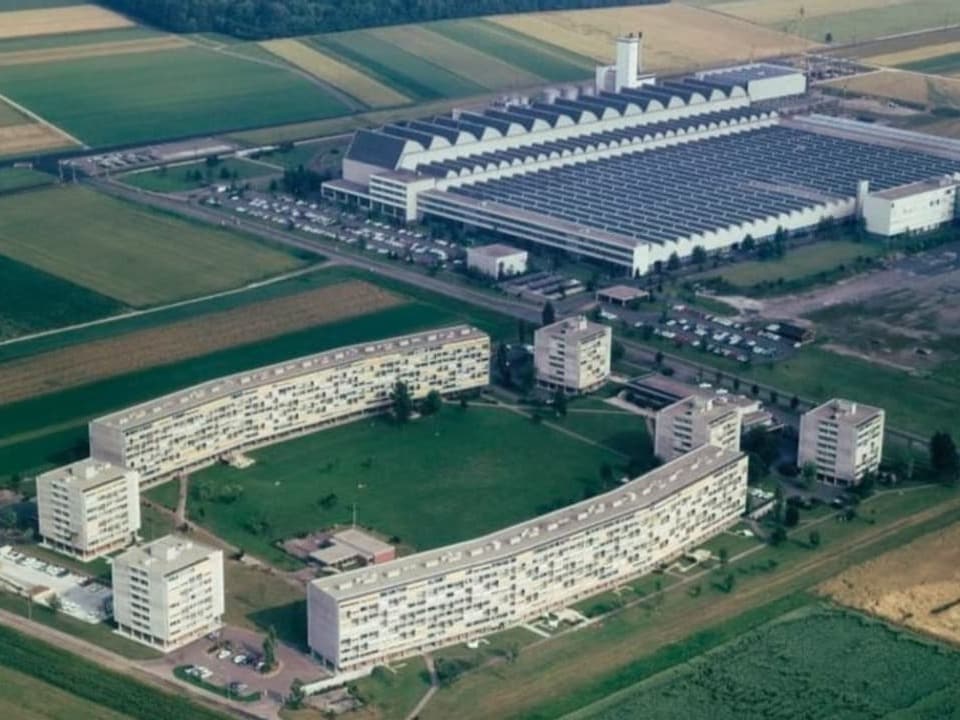 Luftbild Fabrik und Wohnblock