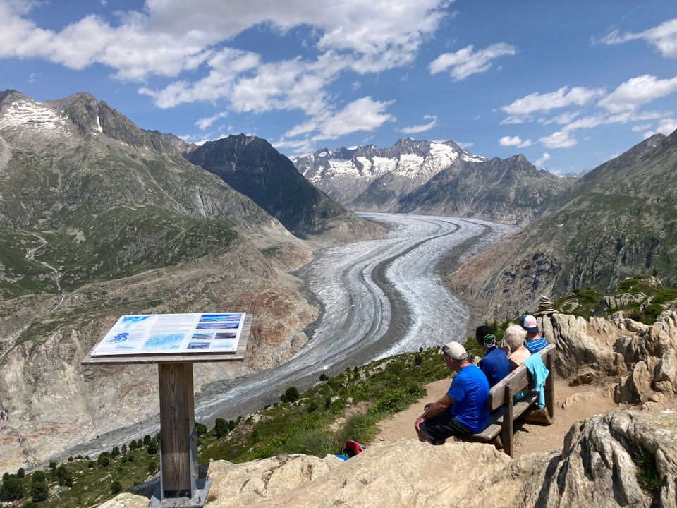 Wanderer geniessen Aussicht auf den Aletschgletscher