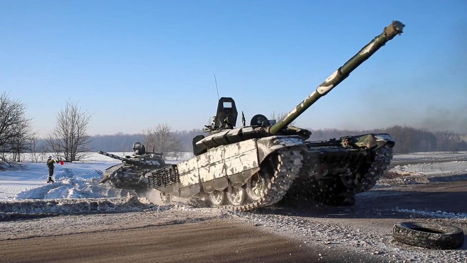 Ein Panzer fährt im Schnee.