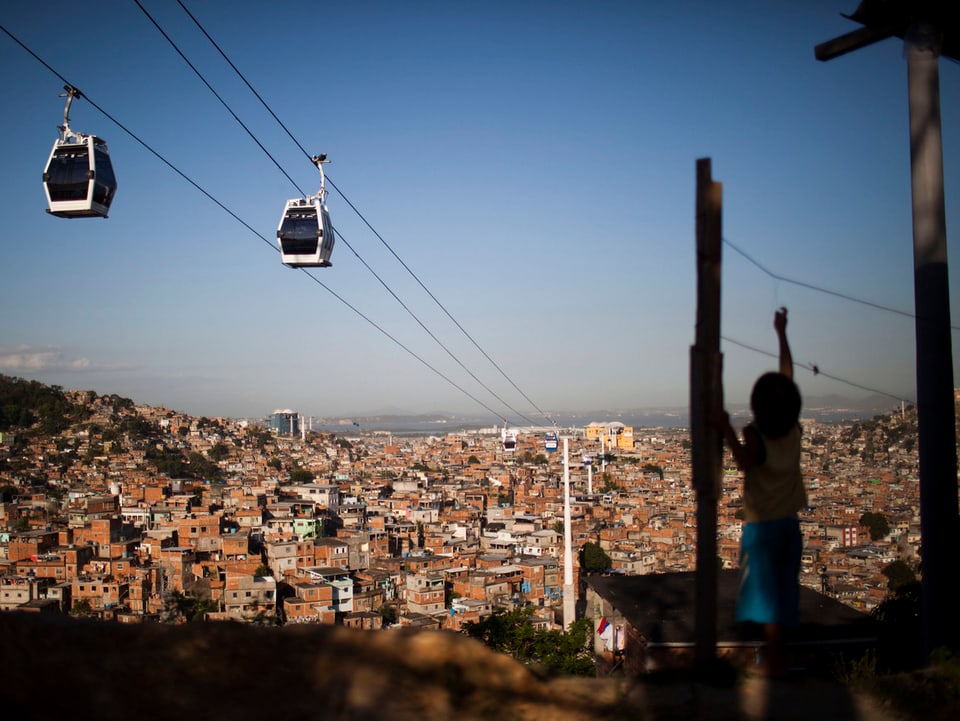 Die Seilbahn schwebt über die Favelas in Rio de Janeiro.